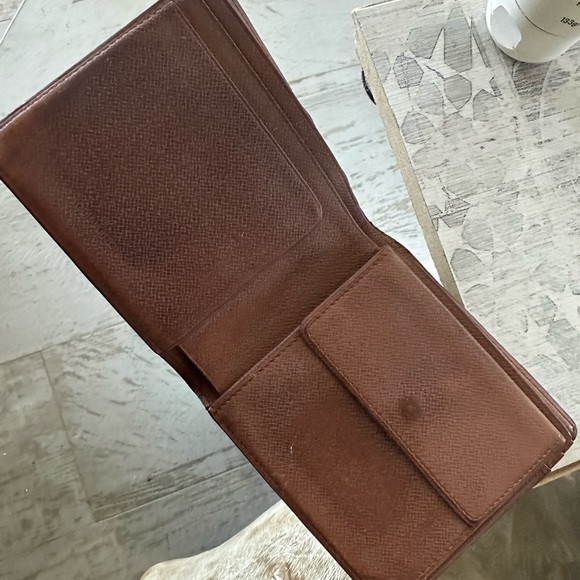 Louis Vuitton Monogram Canvas vintage wallet. Pre-loved purchased on Real Real - Picture 2 of 16